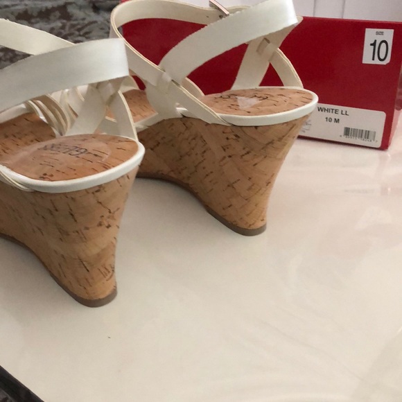 Guess white cork heal sandels size 10 - Picture 2 of 9